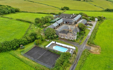 Barn, Quinceborough Farm: Biens, Piscine, Vue Du Ciel, Recours, Pelouse, Villa, Aménagement Paysager, Photographie Aérienne, Cour, Hôtel