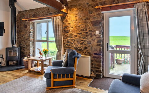 Barn, Quinceborough Farm: Meubles, Sol, Domicile, Chalet, Chaise, Dur, Tache De Bois, Parquet, Ferme, Salon