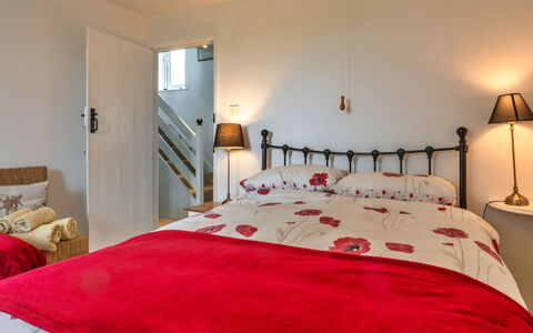 Barn, Quinceborough Farm: Lit, Meubles, Chambre, Literie, Drap De Lit, Design Intérieur, Mur, Bois, Pièce, Linge