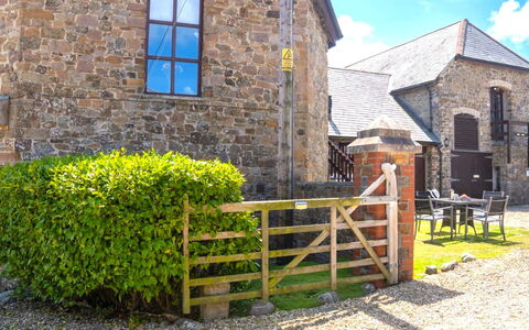 Fields Barn at Widemouth Bay: Chalet, Maison, Porte, Zone Rurale, Couverture De Sol, Biens, Ferme, Jardin, Pelouse