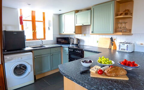 Fields Barn at Widemouth Bay: Appareil De Cuisine, Cuisine, Comptoir, Principaux Appliance, Design Intérieur, Cabinetry, Sol, Meubles, Cuisinière, Le Fourneau