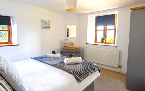 Fields Barn at Widemouth Bay: Meubles, Mur, Design Intérieur, Bois, Lit, Sol, Chambre, Sol, Domicile, Drap De Lit