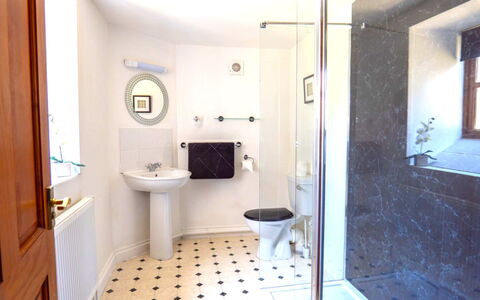 Fields Barn at Widemouth Bay: Salle De Bains, Sol, Luminaire Plomberie, Sol, Design Intérieur, Mur, Robinet, Plomberie, Lavabo, Évier