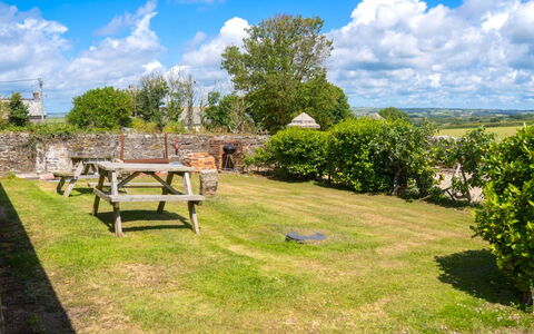 Fields Barn at Widemouth Bay: Zone Rurale, Couverture De Sol, Jardin, Chalet, Pelouse, Aménagement Paysager, Mobilier De Jardin, Cour, Arrière-Cour
