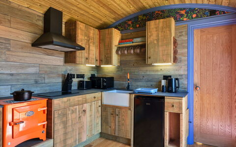 Manderley: Bois, Cuisine, Comptoir, Sol, Meubles, Appareil De Cuisine, Principaux Appliance, Sol, Design Intérieur, Tache De Bois