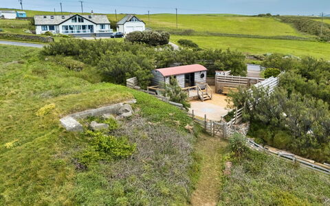 Manderley: Maison, Arbuste, Domicile, Chalet, Lot Terre, Zone Rurale, Couverture De Sol, Biens, Pente, Porche