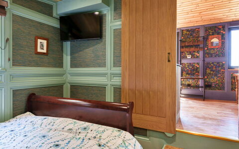 Manderley: Meubles, Chambre, Mur, Lit, Design Intérieur, Bois, Sol, Sol, Literie, Drap De Lit