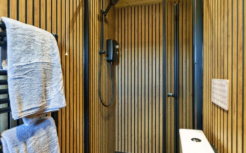 Manderley: Bois, Luminaire Plomberie, Salle De Bains, Sol, Design Intérieur, Sol, Plomberie, Robinet, Évier, Toilette
