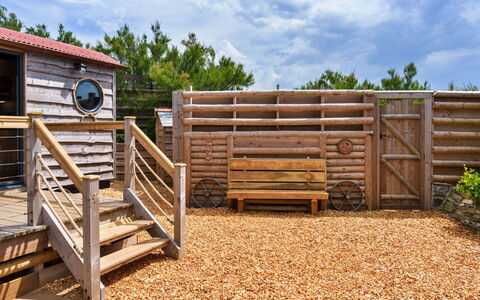 Manderley: Bois, Jardin, Tache De Bois, Cabane En Rondins, Cour, Clôture, Batiments Jardin, Arrière-Cour, Dur, Plate-Forme