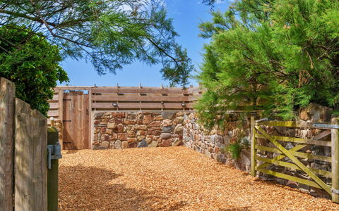 Manderley: Paysage, Clôture, Jardin, Ombre, Accueil Escrime, Aménagement Paysager, Arrière-Cour, Cour
