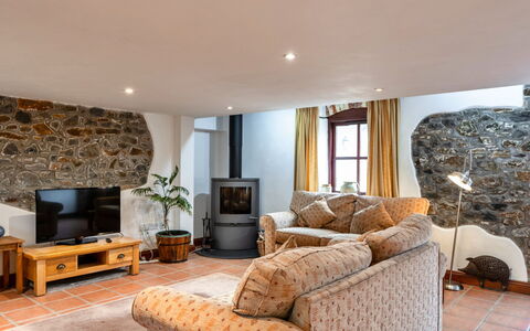 Roost, Quinceborough Farm: Meubles, Design Intérieur, Sol, Sol, Bois, Plafond, Pièce, Canapé, Éclairage, Salon