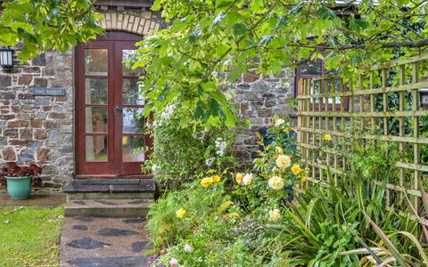 Roost, Quinceborough Farm: Mur, Vert, Fleur, Arbuste, Jardin, Chalet, Printemps, Brique, Couverture De Sol