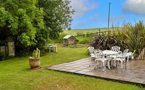 Roost, Quinceborough Farm: Meubles, Jardin, Arbuste, Lot Terre, Pelouse, Arrière-Cour, Aménagement Paysager, Mobilier De Jardin, Cour, Chaise