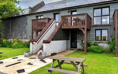 Mucklow, Quinceborough Farm: Chalet, Pelouse, Jardin, Cour, Arrière-Cour, Aménagement Paysager, Biens, Cour, Escaliers, Dur