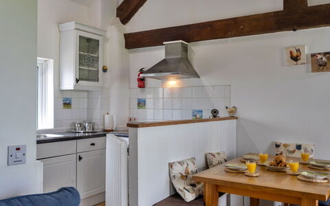 Mucklow, Quinceborough Farm: Meubles, Cuisine, Sol, Design Intérieur, Comptoir, Mur, Cabinetry, Bois, Sol, Plafond