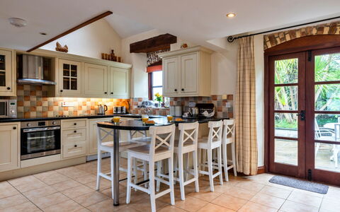 Goose, Quinceborough Farm: Meubles, Design Intérieur, Cuisine, Sol, Comptoir, Cabinetry, Bois, Luminaire, Sol, Chaise
