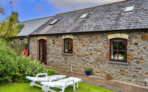 Goose, Quinceborough Farm: Chalet, Toit, Porte, Ferme, Mur De Pierre, Jardin, Aménagement Paysager, Cour, Brique, Allée