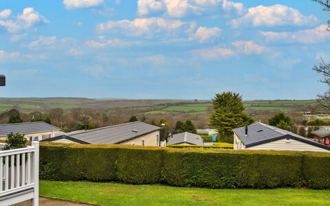 Pine Forest Lodge: Paysage, Arbuste, Zone Résidentielle, Toit, Lot Terre, Plaine, Biens, Jardin, Chalet, Pelouse