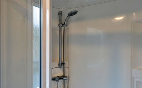 Pine Forest Lodge: Mur, Luminaire Plomberie, Design Intérieur, Plomberie, Verre, Salle De Bains, Robinet, Panneau De Douche, Tete De Douche
