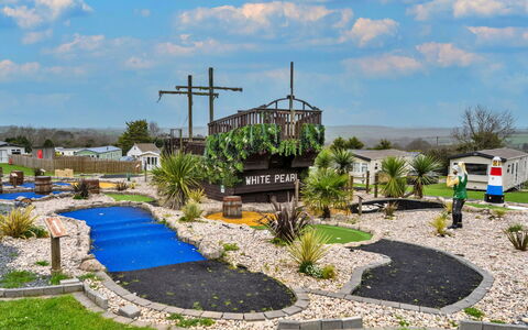 Pine Forest Lodge: Pelouse, Jardin, Aménagement Paysager, Gazon Artificiel, Cour, Parc