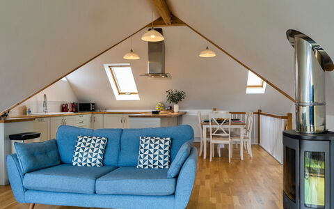 Tregirls: Meubles, Design Intérieur, Sol, Sol, Bois, Plafond, Pièce, Chaise, Éclairage, Salon