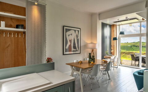 Three Gables: Meubles, Design Intérieur, Sol, Cuisine, Comptoir, Bois, Plafond, Sol, Chaise, Éclairage