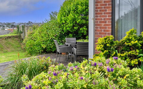 Three Gables: Fleur, Arbuste, Jardin, Couverture De Sol, Domicile, Aménagement Paysager, Cour, Pelouse, Jardin Botanique