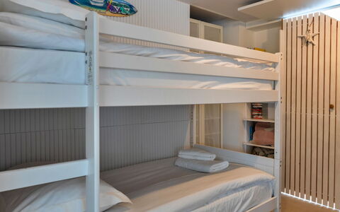 Three Gables: Chambre, Bois, Design Intérieur, Lit, Lit Superposé, Plafond, Sol, Sol, Meubles, Drap De Lit