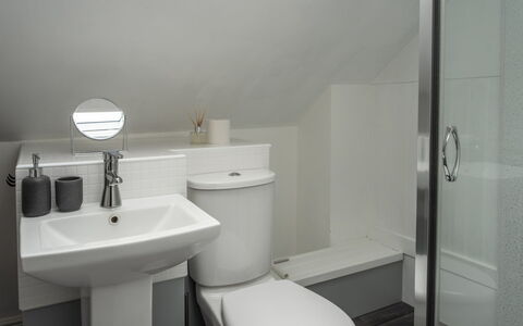 Three Gables: Salle De Bains, Lavabo, Luminaire Plomberie, Évier, Siège De Toilette, Mur, Toilette, Sol, Design Intérieur, Sol