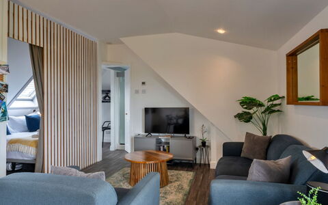 Sea 2: Meubles, Design Intérieur, Sol, Sol, Mur, Canapé, Bois, Plafond, Pièce, Salon