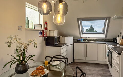 Sea 2: Design Intérieur, Meubles, Plafond, Luminaire, Bois, Sol, Éclairage, Cuisine, Comptoir, Domicile