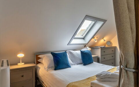 Sea 2: Lit, Design Intérieur, Meubles, Chambre, Bois, Drap De Lit, Sol, Literie, Sol, Plafond