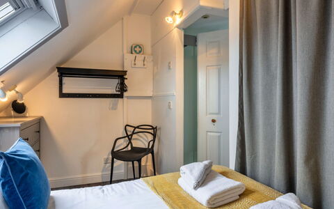 Saltwater Hideaway: Porte, Chambre, Hôtel, Lampe, Literie, Lit