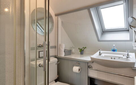 Sea 2: Salle De Bains, Luminaire Plomberie, Design Intérieur, Évier, Plomberie, Lavabo, Robinet, Sol, Pièce, Miroir
