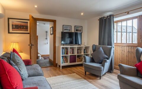 The Hayloft: Meubles, Design Intérieur, Canapé, Sol, Mur, Sol, Bois, Pièce, Salon, Plafond