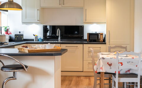 The Hayloft: Meubles, Cuisine, Appareil De Cuisine, Comptoir, Design Intérieur, Cabinetry, Principaux Appliance, Sol, Bois, Électroménager