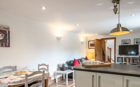 The Hayloft: Meubles, Design Intérieur, Bois, Plafond, Sol, Cuisine, Pièce, Sol, Éclairage, Comptoir