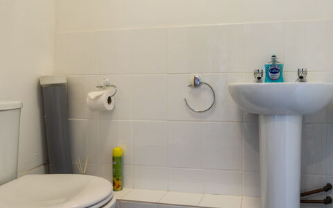 The Hayloft: Salle De Bains, Luminaire Plomberie, Lavabo, Sol, Évier, Sol, Robinet, Plomberie, Design Intérieur, Siège De Toilette