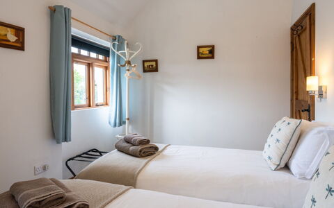 The Hayloft: Lit, Mur, Chambre, Bois, Design Intérieur, Meubles, Drap De Lit, Literie, Plafond, Domicile