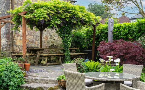 Swallow Cottage: Arbuste, Jardin, Communauté Des Plantes, Ombre, Mobilier De Jardin, Meubles, Couverture De Sol, Printemps, Tableau De Plein Air