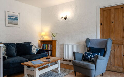 Swallow Cottage: Meubles, Design Intérieur, Mur, Sol, Bois, Sol, Canapé, Salon, Pièce, Éclairage