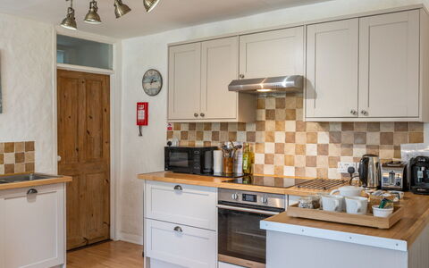 Swallow Cottage: Cuisine, Appareil De Cuisine, Comptoir, Cabinetry, Principaux Appliance, Bois, Sol, Design Intérieur, Cuisinière, Meubles