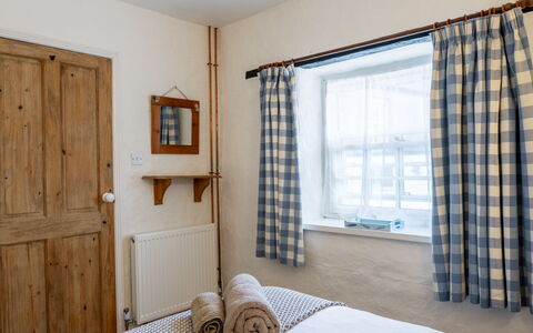 Swallow Cottage: Mur, Bois, Design Intérieur, Meubles, Textile, Chambre, Lit, Plafond, Linge, Domicile