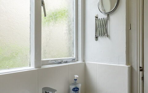 Swallow Cottage: Salle De Bains, Lavabo, Luminaire Plomberie, Design Intérieur, Mur, Évier, Sol, Miroir, Robinet, Sol