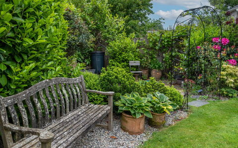 Swallow Cottage: Vert, Jardin, Arbuste, Extérieur Banc, Communauté Des Plantes, Paysage, Mobilier De Jardin, Couverture De Sol, Printemps