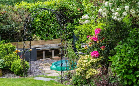 Swallow Cottage: Fleur, Jardin, Arbuste, Communauté Des Plantes, Couverture De Sol, Printemps, Arrière-Cour, Aménagement Paysager, Cour