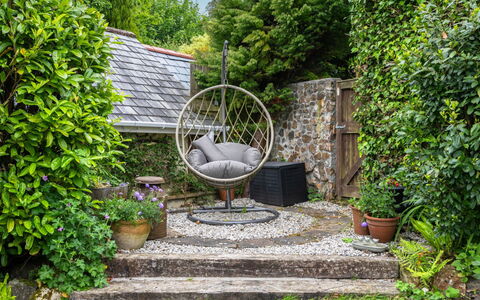 Swallow Cottage: Jardin, Arbuste, Meubles, Mobilier De Jardin, Couverture De Sol, Arrière-Cour, Chaise, Pot De Fleur, Aménagement Paysager