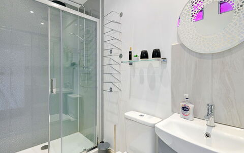 Lansdowne: Salle De Bains, Design Intérieur, Luminaire Plomberie, Sol, Sol, Toilette, Armoire De Toilette, Plomberie, Robinet, Douche