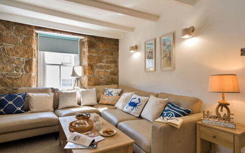 St. Ives 636: Meubles, Design Intérieur, Canapé, Sol, Sol, Pièce, Plafond, Salon, Éclairage, Appartement