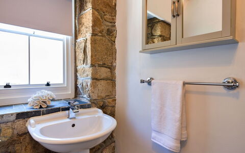 St. Ives 636: Luminaire Plomberie, Mur, Salle De Bains, Lavabo, Évier, Design Intérieur, Robinet, Sol, Miroir, Éclairage